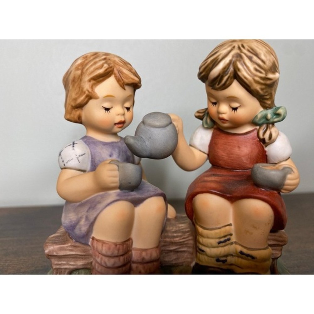 Berta‎ Hummel Figurine "Tea Time" BH 121 1999 Studio Hummel Goebel - Picture 2 of 6